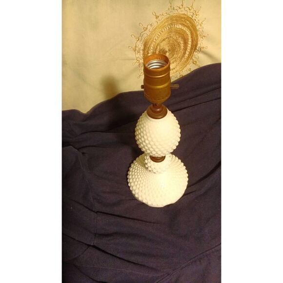 Vintage hobnail milk glass table/bed lamp 14 inches high 6 in wide in excellent - Picture 1 of 8